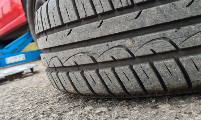 Неизвестен сряза гуми на автомобил в Перник