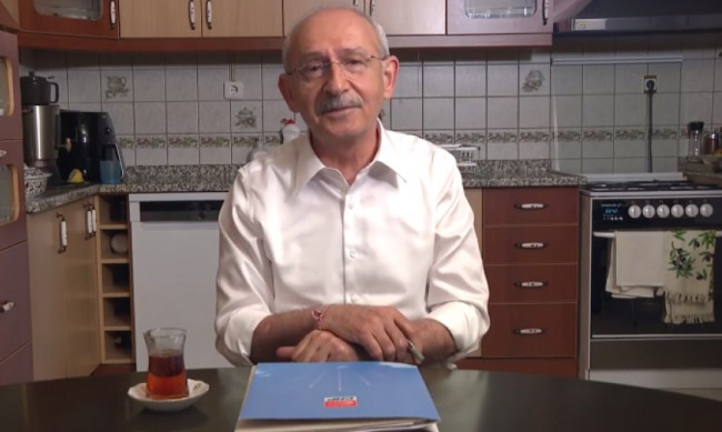 Лидерът на опозицията в Турция засне видео с мартеница на ръката 