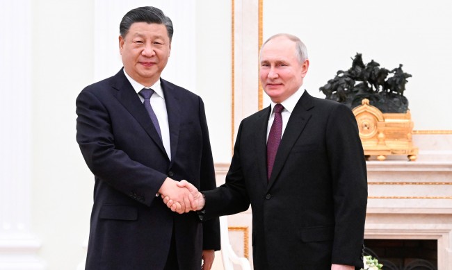 Си подкрепя Путин срещу САЩ, но иска да запази и китайската иконимика