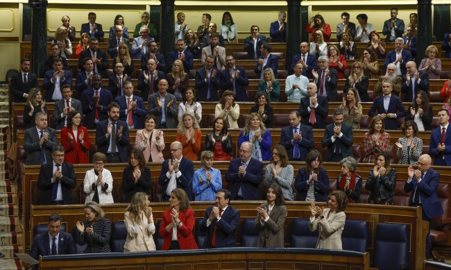 Правителството на Испания спечели вот на недоверие