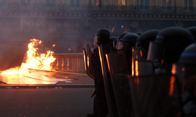 Над 80 арестувани и 123 полицаи ранени при протестите във Франция