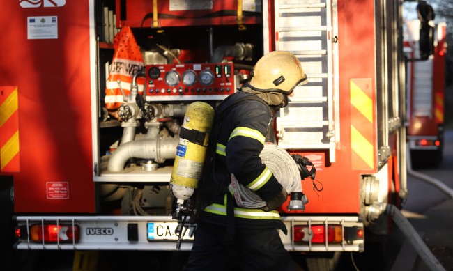 Пожар в Чепеларе, евакуираха 14 души от сграда