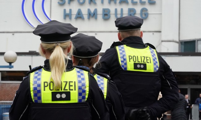 Стрелба в Хамбург, двама трупа до жилищна сграда
