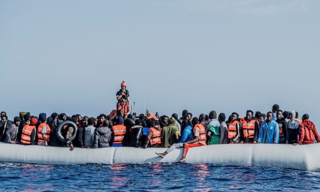 Либийската брегова охрана стреля по лодка с 80 мигранти 