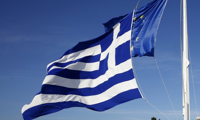 Бонуси към пенсии и заплати за Великден изплащат в Гърция