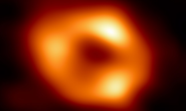 Откриха черна дупка с маса над 33 млрд. пъти над тази на Слънцето