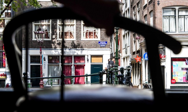 Протести за съдбата на квартала с червените фенери в Амстердам