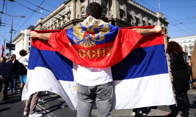Как Сърбия се лута между Русия и Запада? 