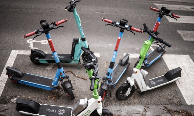 Парижани гласуват дали да прогонят скутерите от града