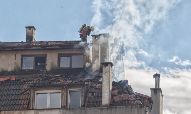 Пожар пламна в блок в Зона Б5 в София, пострада мъж 