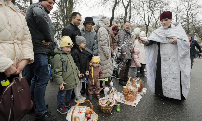Дойдох тук само да гледам този цирк: Как посрещнаха Великден в Киев? 
