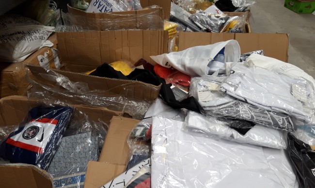 Иззеха 7000 контрабандни текстилни изделия с лого на защитени марки 