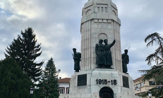 Арест за двама криминално проявени, поругали паметника "Майка България"