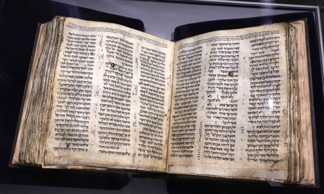 Продадоха древна еврейска Библия за 38,1 млн. долара 