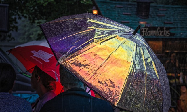 Антициклон носи интензивни валежи с гръмотевици от четвъртък