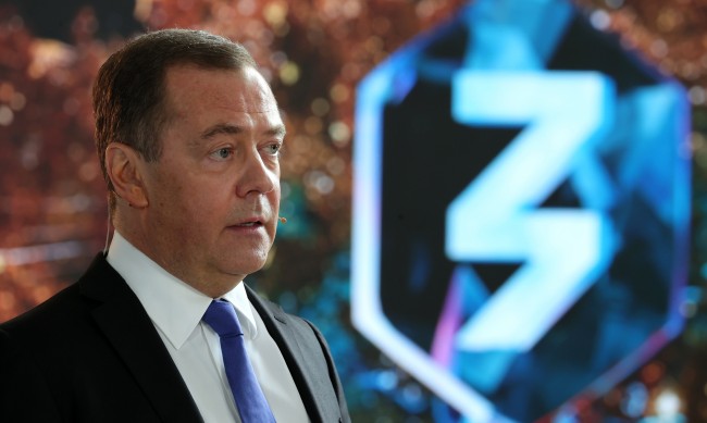 Медведев: Войната ще приключи с разделяне на Украйна