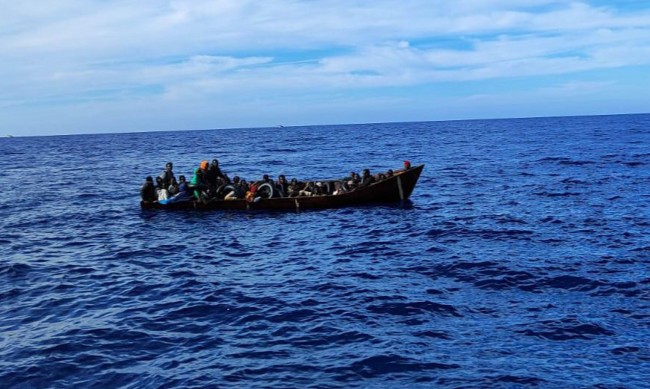 Около 500 мигранти в лодка са изчезнали в Средиземно море