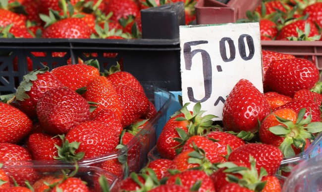 Цена за 500 гр. ягоди без цената за килограм е нарушение