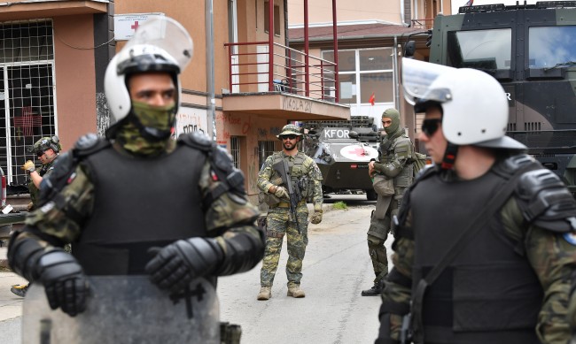 НАТО изпраща още миротворци в Косово