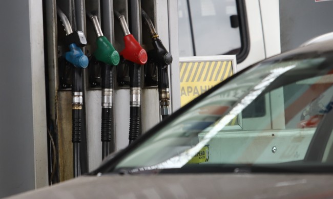 Ще зареждаме ли по-скъпо гориво на прага на летния сезон?