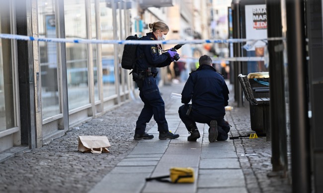 Младежи се атакува с ножове в шведско училище