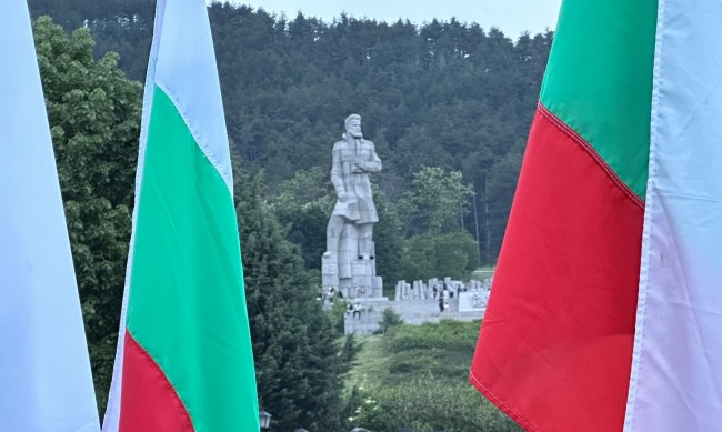 Прекланяме се пред подвига на Ботев и загиналите за свободата на България