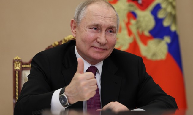 Путин моли Бог за помощ, подарявайки на църквата 600-годишна икона 