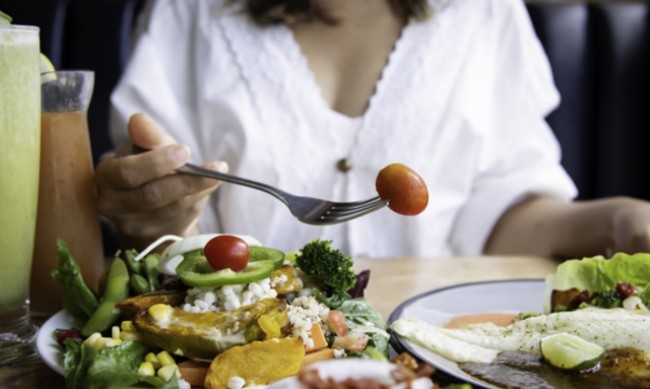 Защо следването на строга нисковъглехидратна диета е минус 