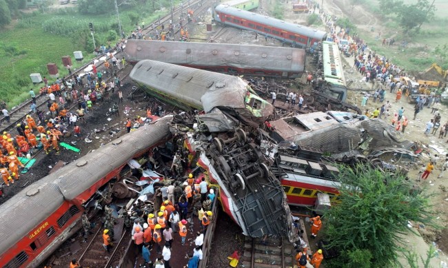 233 души са загинали при влаковата катастрофа в Индия 