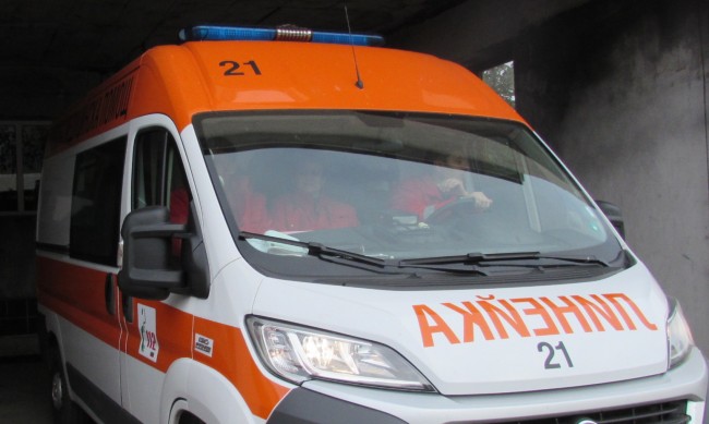 Моторист е в тежко състояние след удар в стена на пътя за Банско