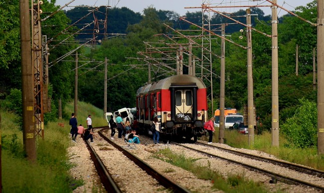 Сблъсък между микробус и влак в Плевенско, двама души са загинали