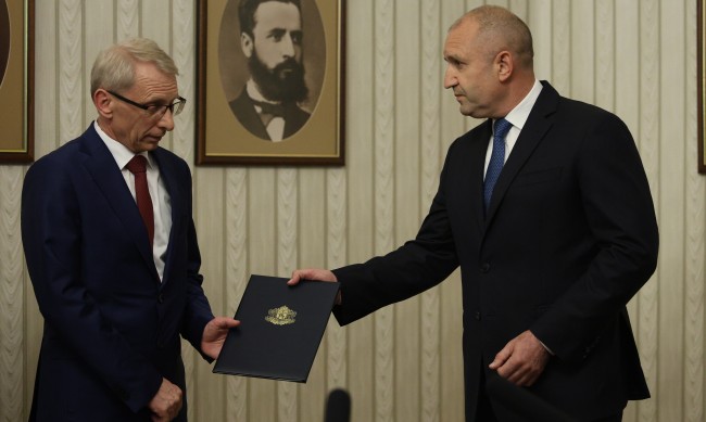 Денков връща на Радев изпълнения мандат за съставяне на правителство