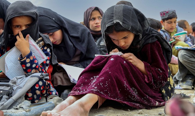 Около 60 ученички са отровени в училище в Афганистан