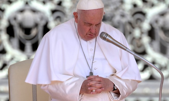 Ватиканът обяви официално: Оперират папа Франциск 