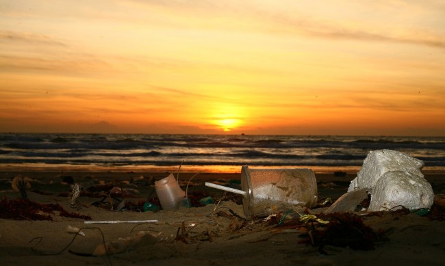 Между 8 и 10 млн. т пластмаса завършват в океана всяка година