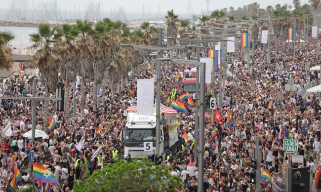Десетки хиляди хора участваха в гей парада в Израел