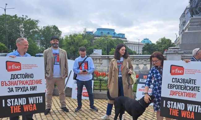 ТВ и киносценаристи на протест пред парламента