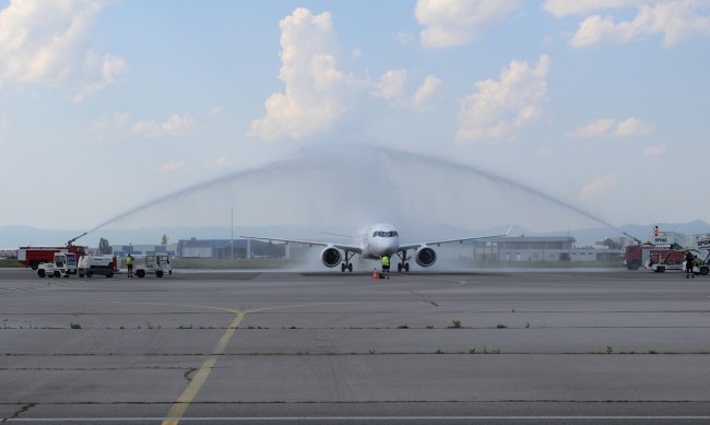 "България Еър" посрещна първия си самолет Airbus A220-300 с воден салют на Летище София