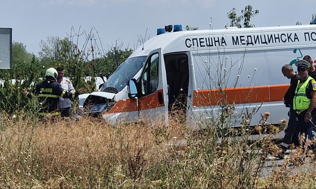 Линейка и кола се удариха, двама загинаха