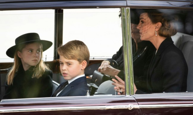 Като виц: Кейт Мидълтън и принцеса Шарлот влезли в една кръчма