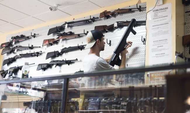 Правителството на Байдън затяга мерките за продажба на оръжия