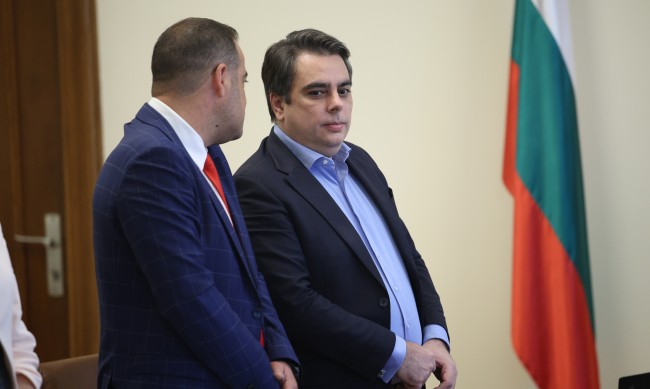 Журналист: Асен Василев реално е премиер