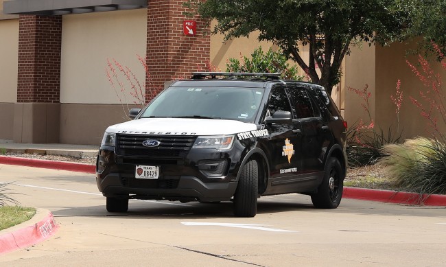 Двама души загинаха при стрелба пред търговски център в Тексас