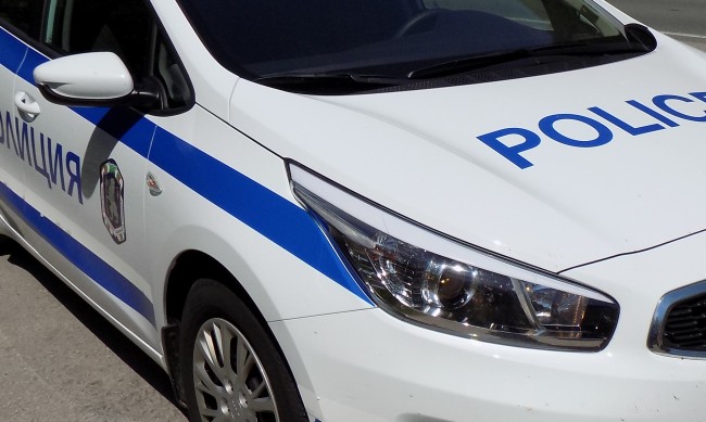 Като по филмите: Шофьор мина през шипове, рани полицаи в Кюстендилско, блъсна се в дърво