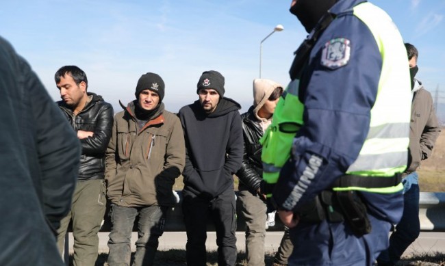 Задържаха камион с 80 нелегални мигранти на входа на София 