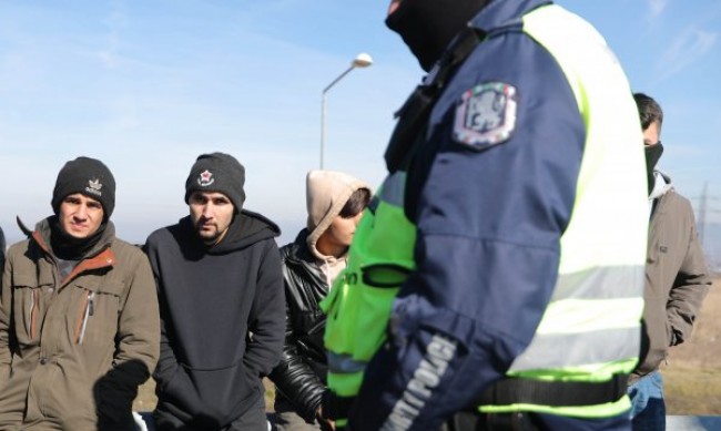 Полицаи опряха пистолет в главата на мигрант в ареста, за да го оберат 