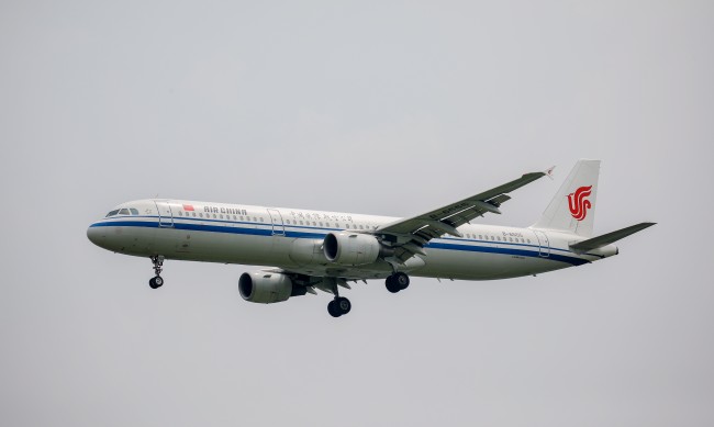 Девет пътници ранени при аварийно кацане на самолет на Air China