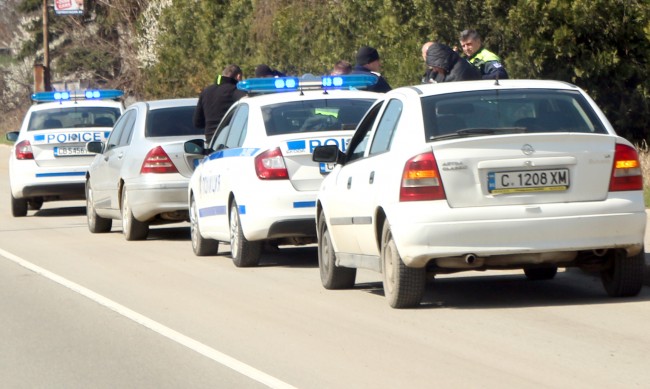Откриха десет нелегални мигранти в лек автомобил край Враца