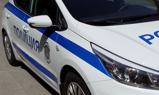 Кола с бежанци се заби в паркирана след гонка с полицията