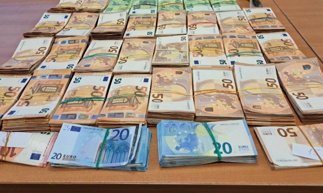 Хванаха недекларирана валута в размер на 75 000€ на Дунав мост
